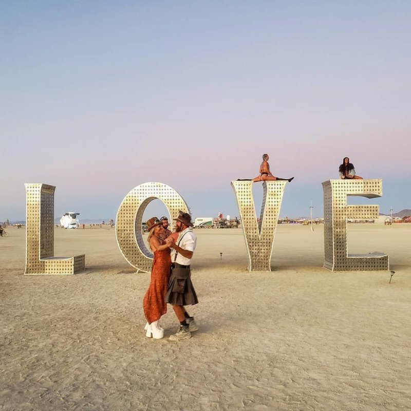 45 фотографий с фестиваля Burning Man 2019 — самого пыльного и огненного события года