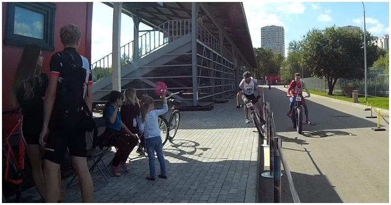 Молниеносная реакция велоспортсмена уберегла девочку от травм