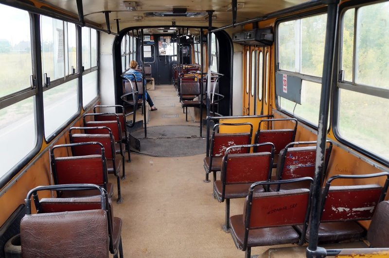 В салоне — снова те же странные стулья. Может, они из трамвая/троллейбуса?