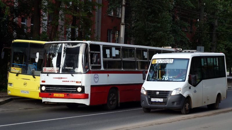 Стоящий скраю ЛиАЗ — тоже из Мосгортранса, бывший школьный автобус