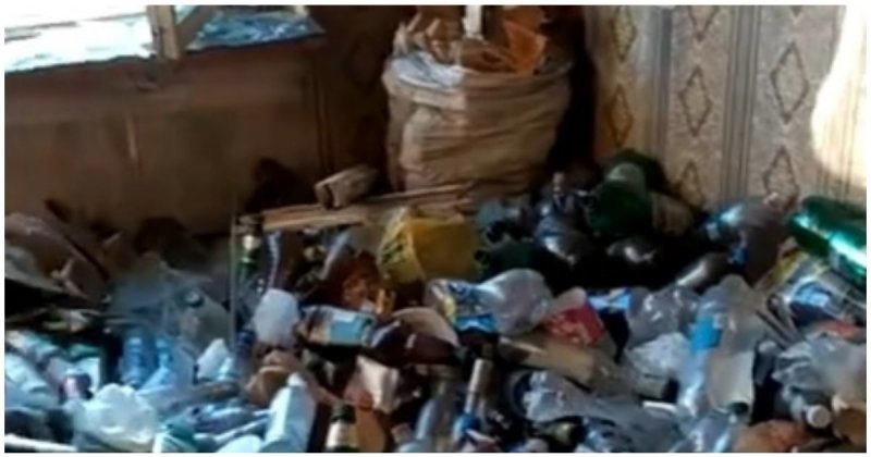 Житель Оренбурга испытал шок, когда увидел, в какую свалку превратил свою квартиру сосед  