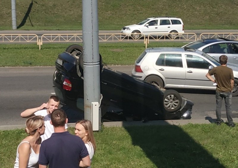 В Беларуси столкнулись два Volkswagen: один из них перевернулся на крышу