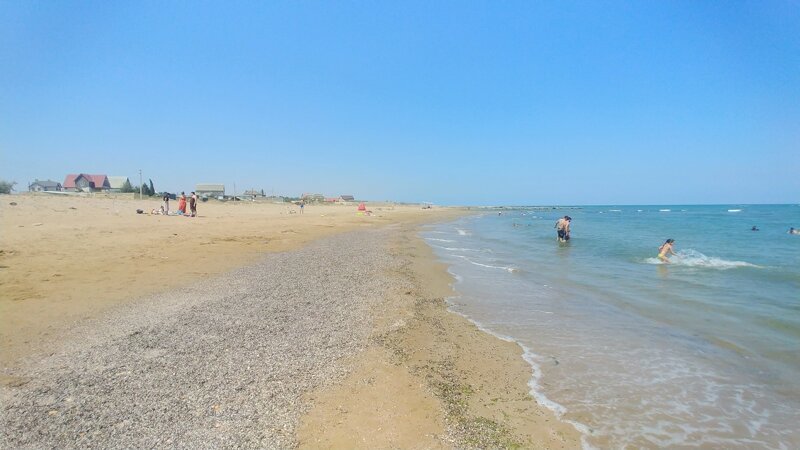 Песок, ракушки, есть места где камни. Главное пляжи почти пустые. Фотка сделана в выходные!