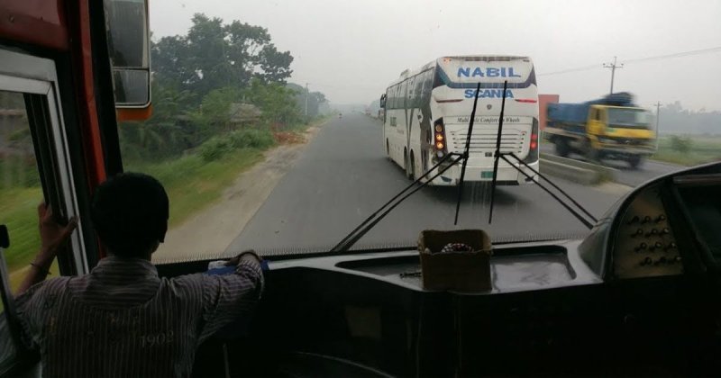 Лихие водители устроили гонки на автобусах в Бангладеш