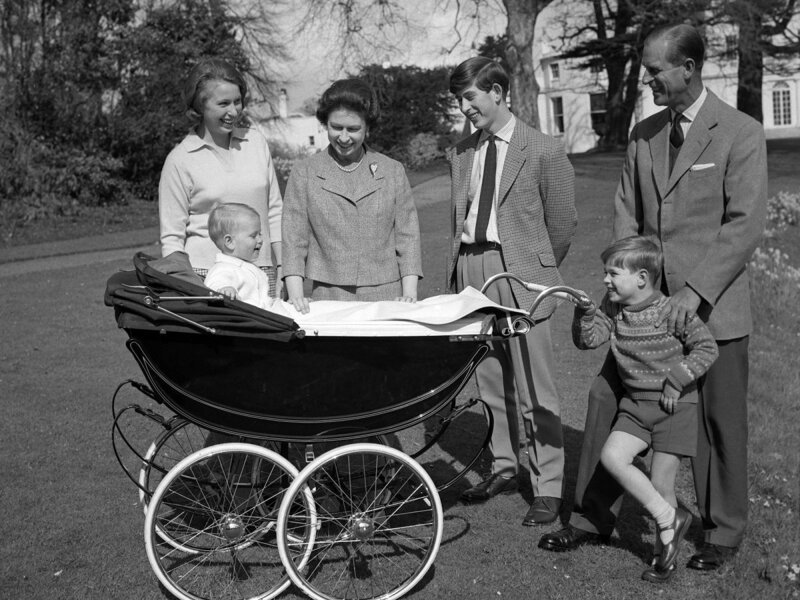 Третий ребенок, принц Эндрю, родился в 1960 году. Последний ребенок, Эдвард, — в 1964 году.
