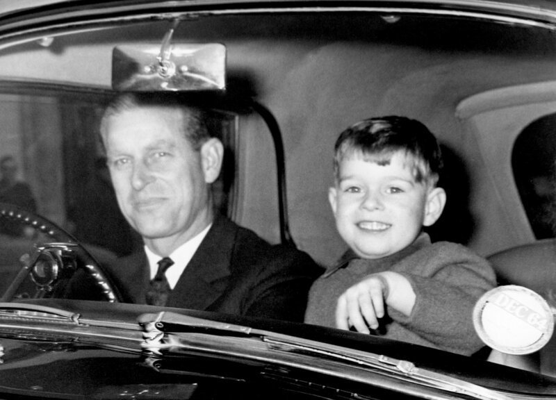 Маленький принц Эндрю едет с отцом на Рождество, 1964 год.