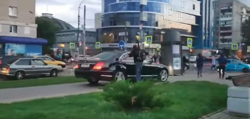Саратовцы возмутились поведением Игоря Николаева, проехавшего на авто по тротуару