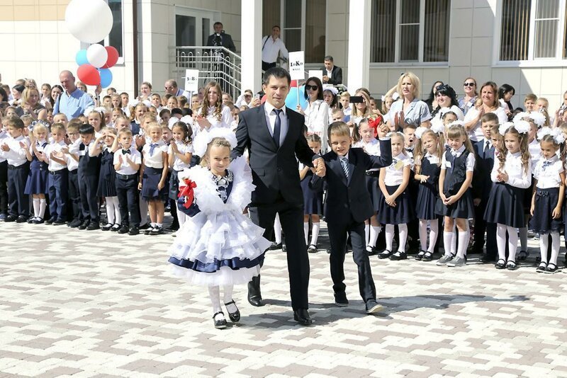 15. 2 сентября на Ставрополье открылась школа в г. Михайловск, она рассчитана на 1002 места. 