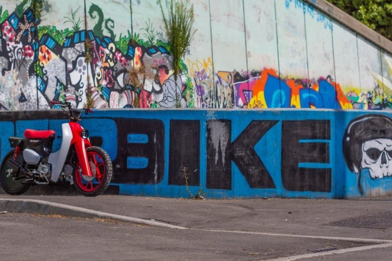 Кастом Honda Super Cub в стиле велосипеда BMX