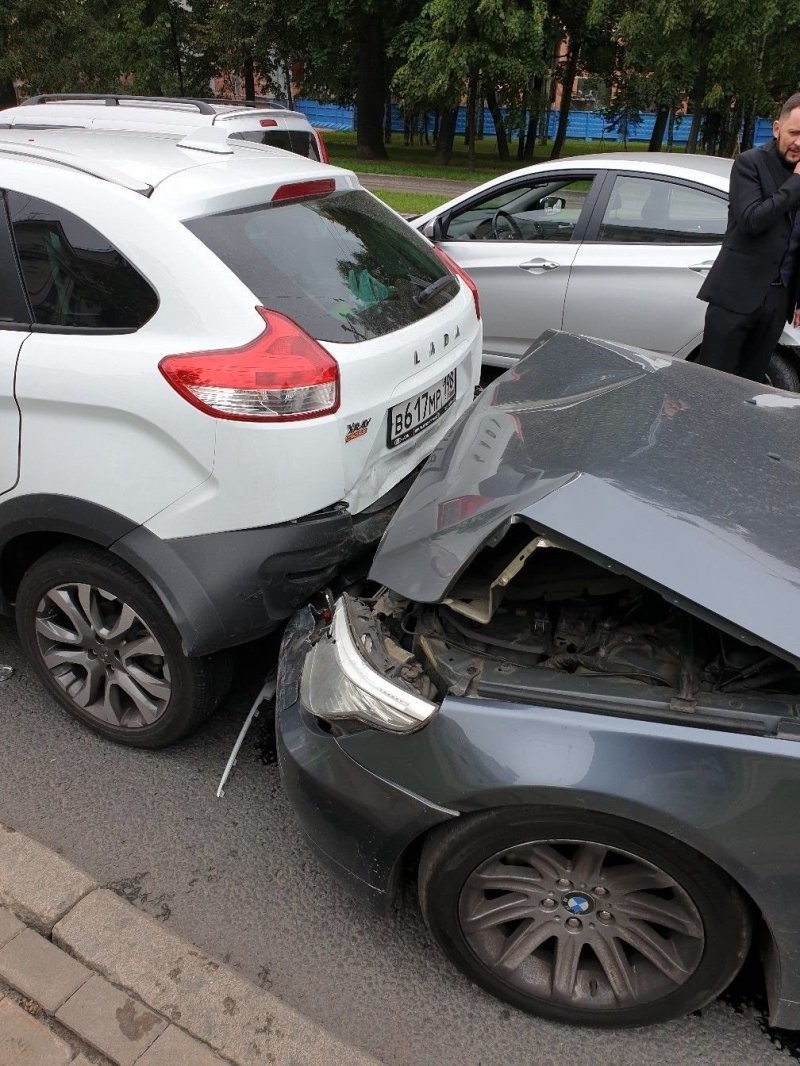 Land Rover даже не тормозил: массовая авария в Петербурге