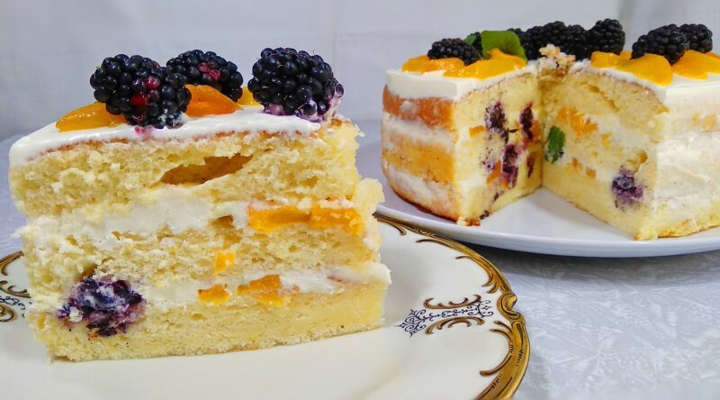 Бисквитный торт с фруктами и ягодами