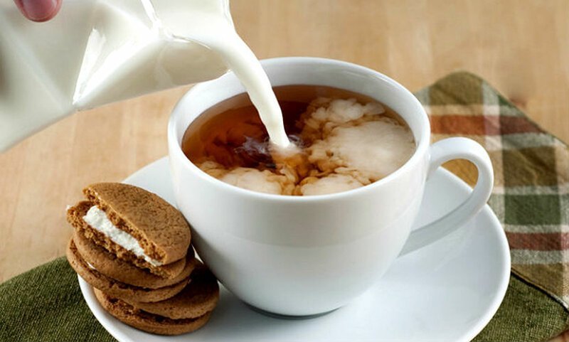 Почему при добавлении молока в чай налет не образуется?