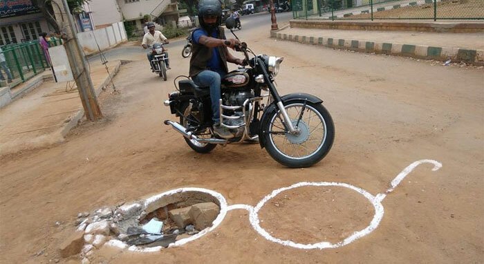 Индиец решил бороться с плохими дорогами по-творчески