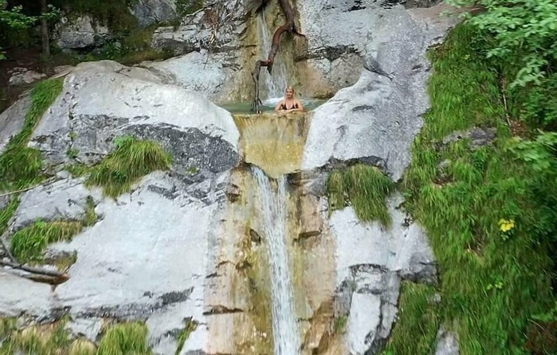 Путешественница купается в фантастической ванне над водопадом!
