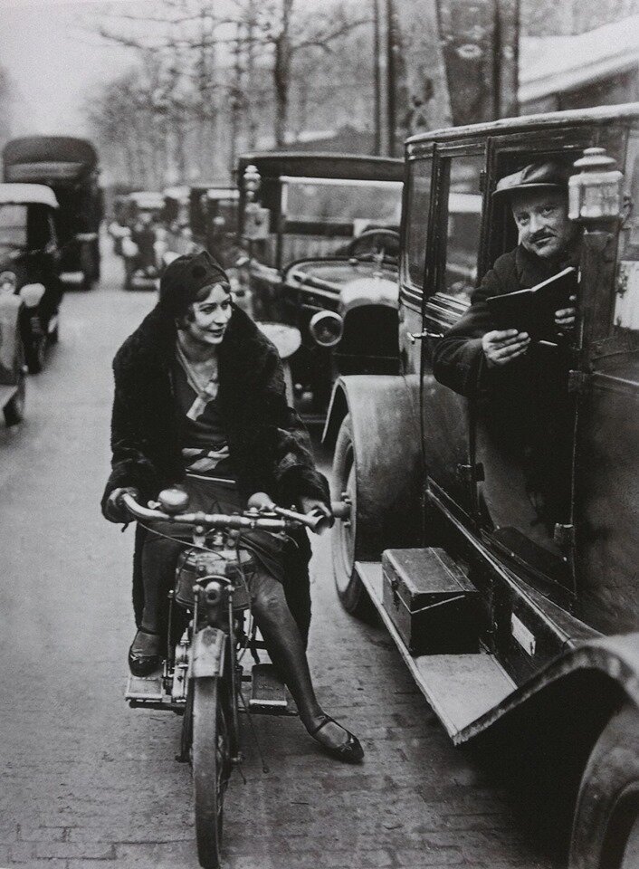 Девушка на мотоцикле просит подсказать дорогу. Париж, 1930