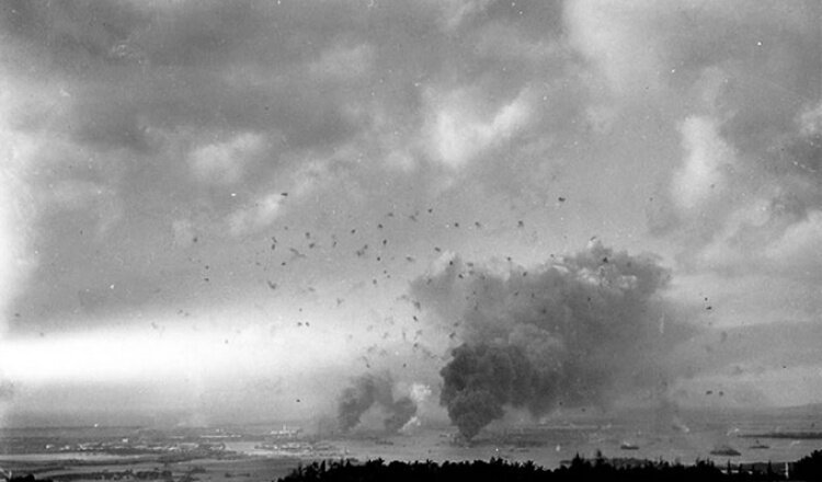Фотографу удалось заснять вид на Перл-Харбор 7 декабря 1941 года. Остров Оаху, Гавайские острова, США.