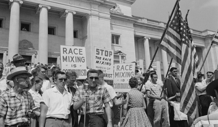 Митинг жителей с лозунгами: «Остановить смешивание белой и черной рас» и «Расовое смешивание — это есть коммунизм». Литл-Рок, Штат Арканзас, США, 1961 год.