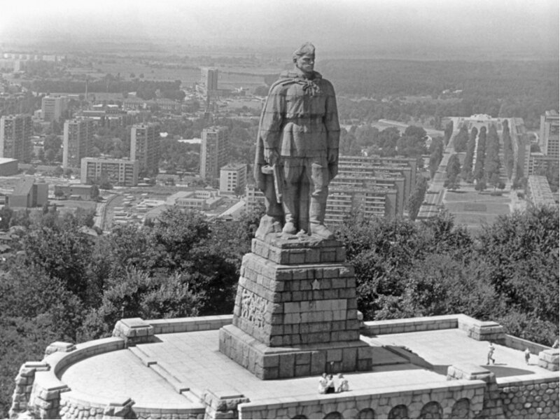 Ну и еще раз уж затронули эту тему. 60 лет назад, 5 ноября 1957 г. в Болгарии был открыт памятник советским воинам-освободителям - знаменитый «Алёша»