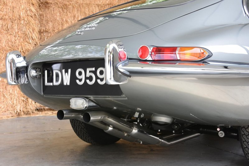 Полностью разрушенный классический Jaguar E-type восстановили до изумительного состояния