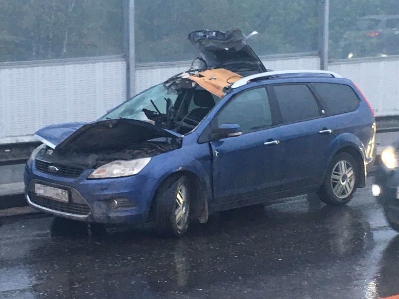 Hyundai влетел в дорожное ограждение и травмировал встречного водителя