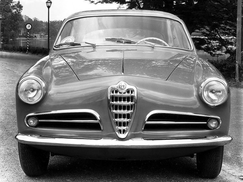 Спереди разницу между прототипом от Bertone и серийной версией Giulietta практически невозможно заметить…