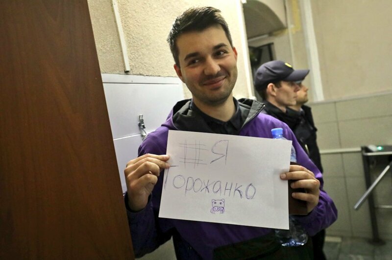 Попросту говоря, он – гастролер. 