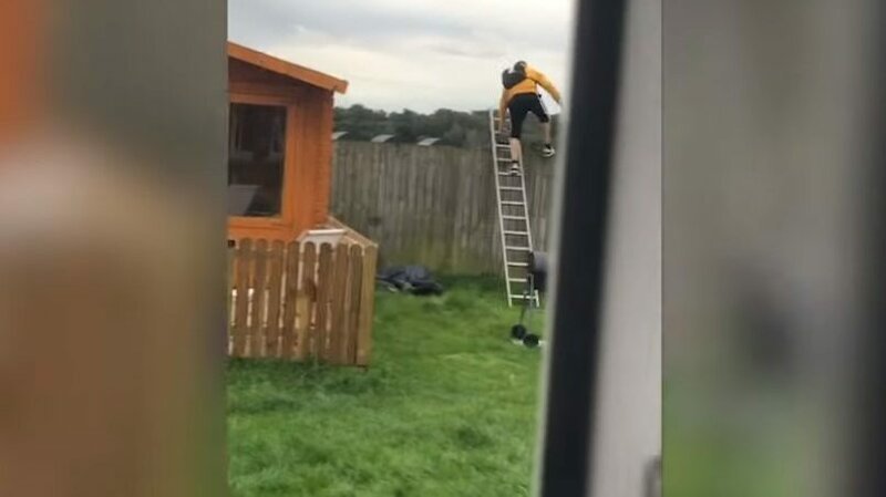 В Шотландии мужчина поплатился за попытку перелезть через забор