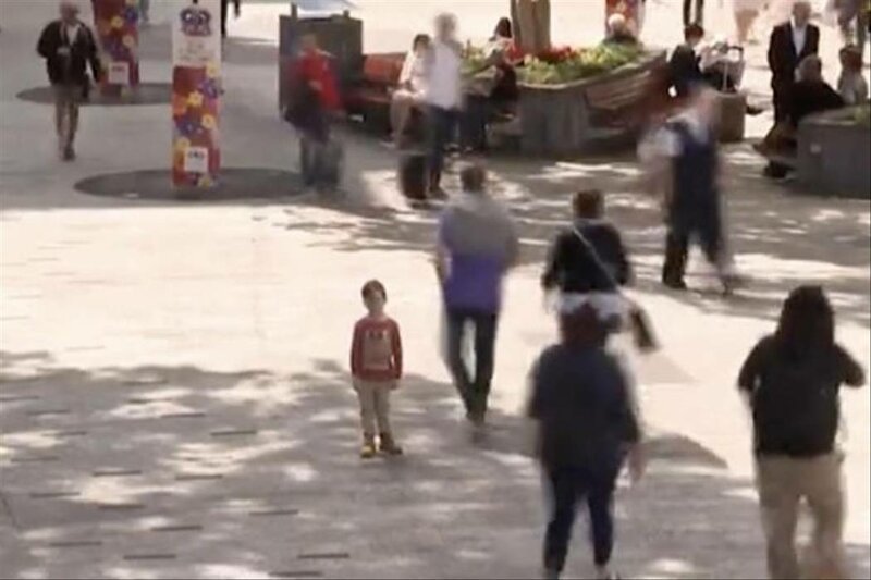 Только 7 человек за 45 минут соизволили подойти к одиноко стоящему в торговом центре мальчику
