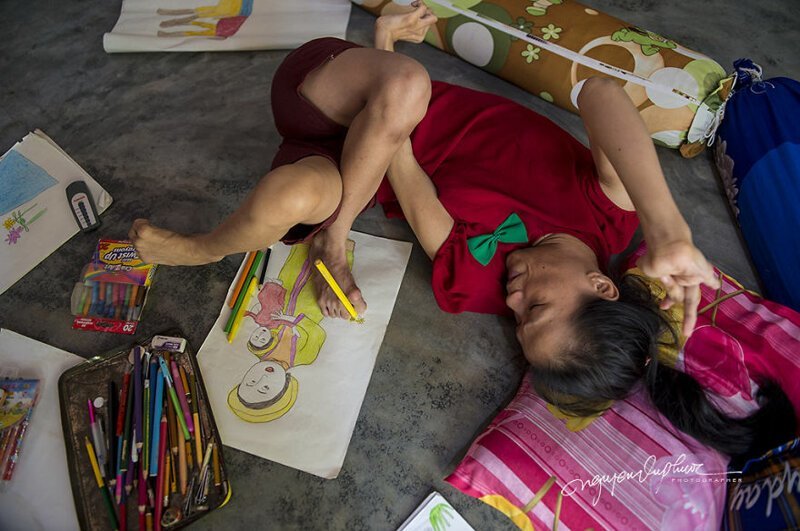 Девушка-инвалид рисует картины ногами