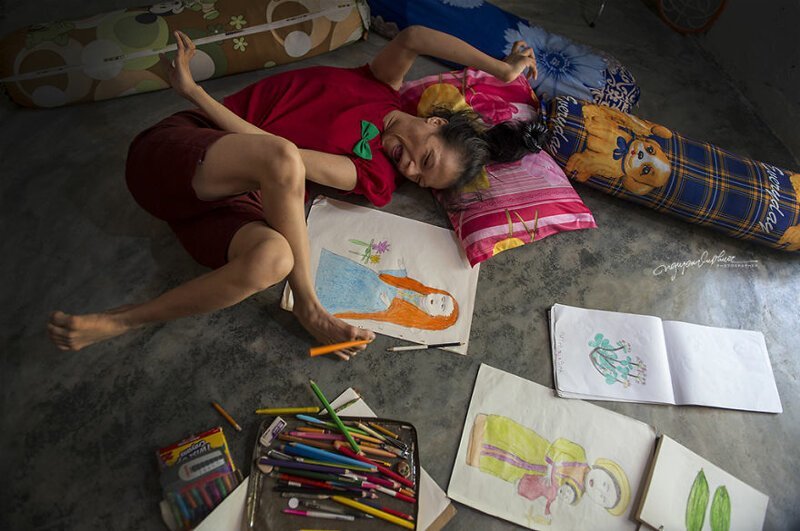 Девушка-инвалид рисует картины ногами