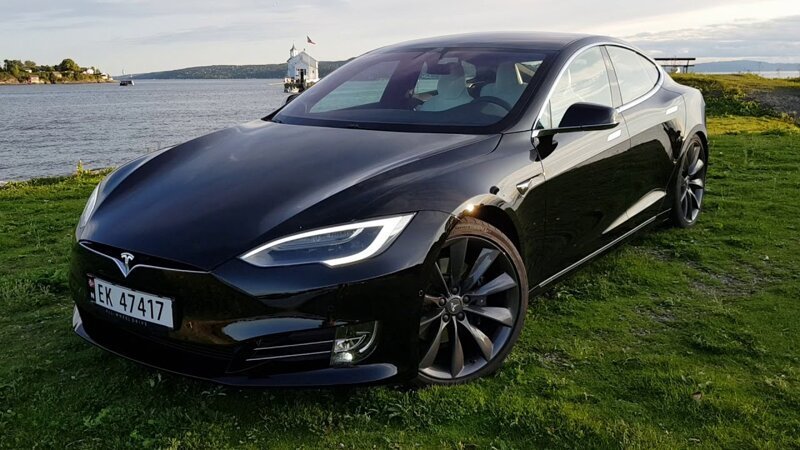 Шутки из будущего: телефоны заперли владельцев Tesla в машинах