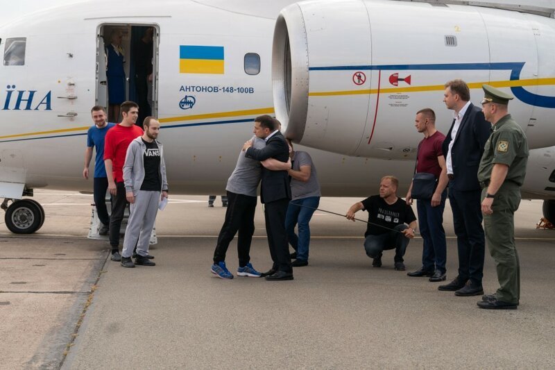 Украина и Россия провели обмен: Зеленский встретил украинцев в аэропорту в Борисполе