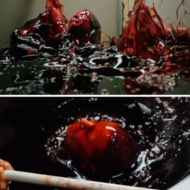 В сцене, когда Пеннивайз поймал Беверли в туалете, использовано 20400 литров искусственной крови. На сегодняшний день это рекордное количество крови, использованное в съемках одной сцены