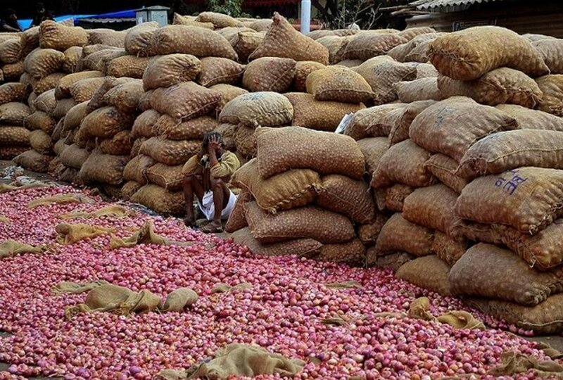 Продавец лука, городской рынок, Индия