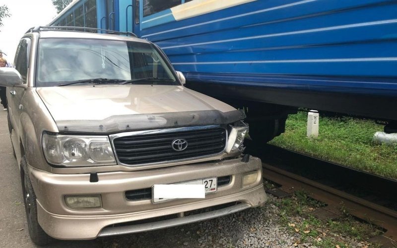 В Хабаровске поезд детской железной дороги зацепил автомобиль. Машиниста признали виновным