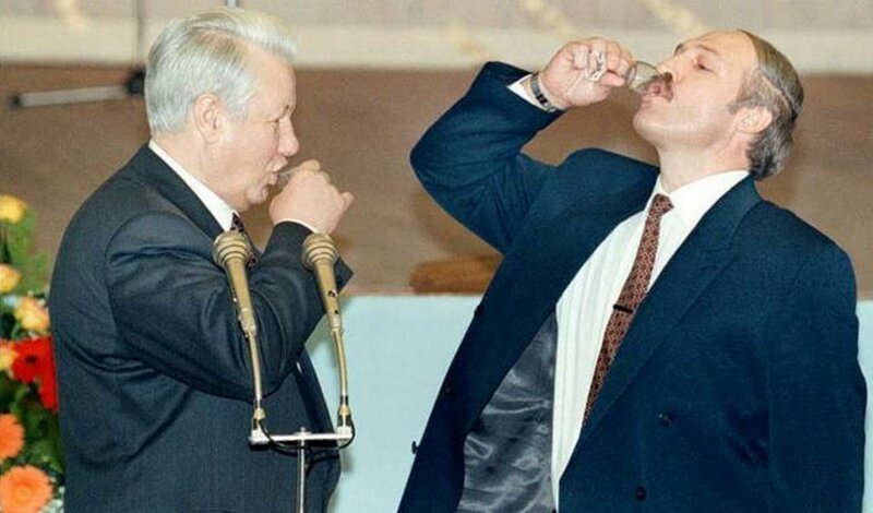 Борис Ельцин и Александр Лукашенко в Кремле после подписания договора о союзе Беларуси и России (Апрель 1996 год)..