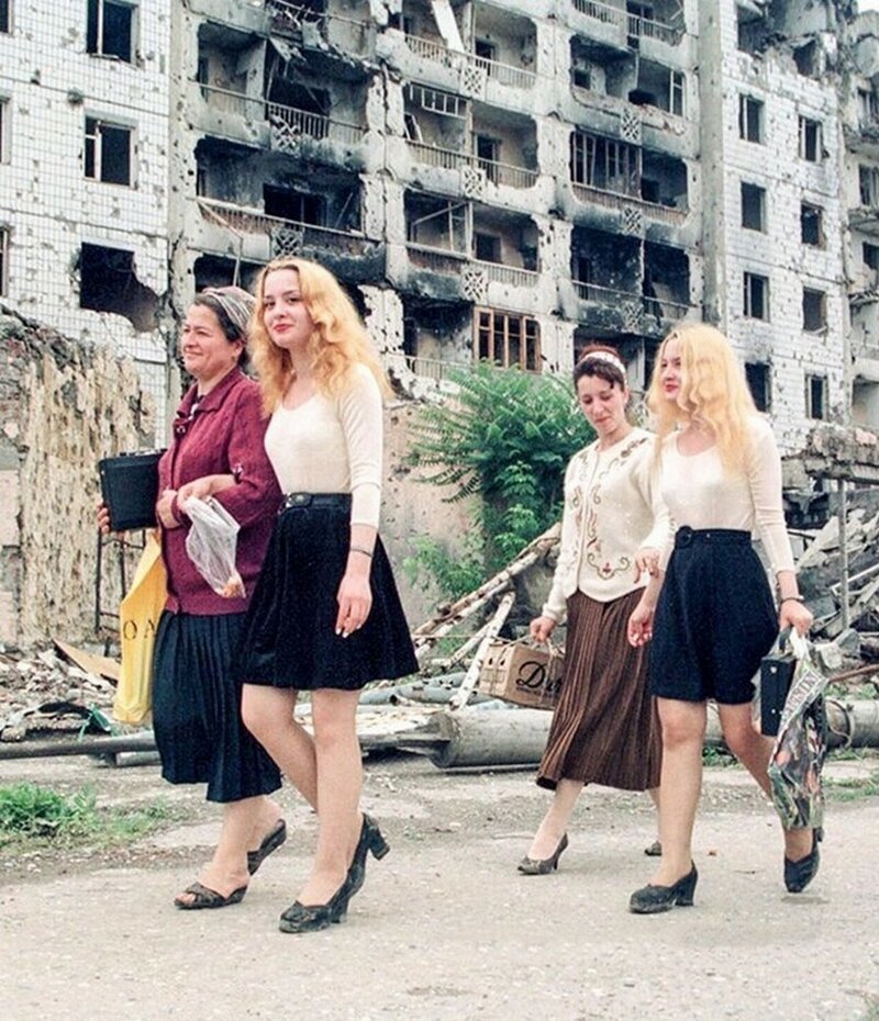  Близняшки Линда и Диана гуляют по разрушенному Грозному (1998 год).