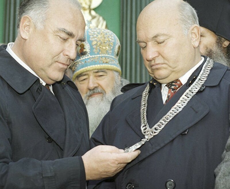 Виктор Черномырдин осматривает серебряную цепь, вручённую Юрию Лужкову за большие заслуги (1995 год).