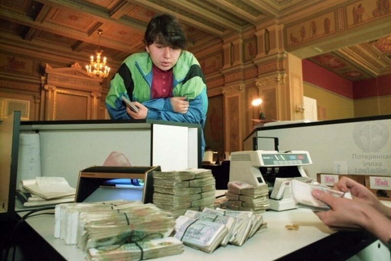 Женщина проводит финансовые операции в одном из первых коммерческих банков России "Российский кредит" Москва (1995 год).