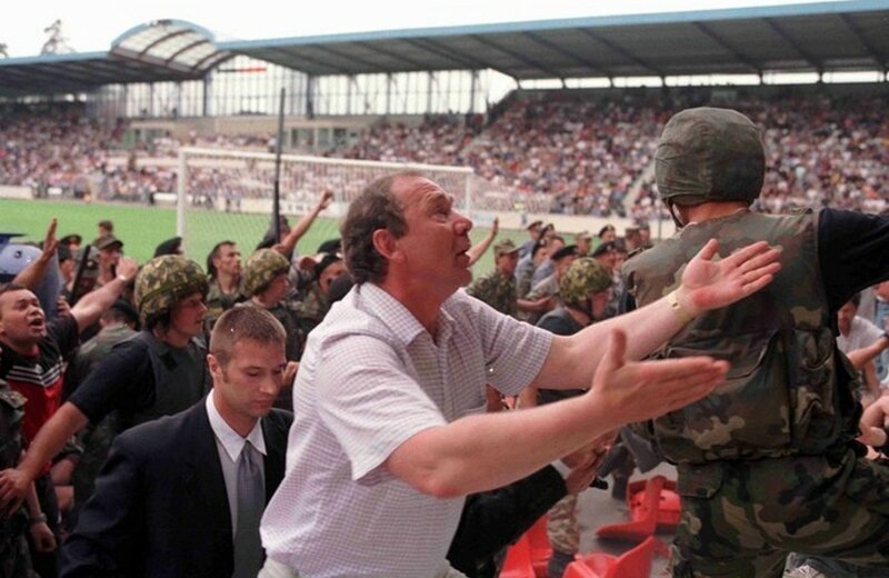 9 июня 1999 год. Футбольный матч "Сатурна" со "Спартаком" прерывают.Сначала московские болельщики бросают на поле оторванные кресла, а потом дерутся с ОМОНом.