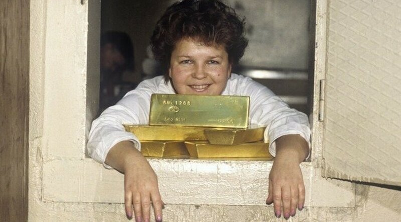 аботник склада драгоценных металлов в Москве позирует со слитками золота (1997 год).