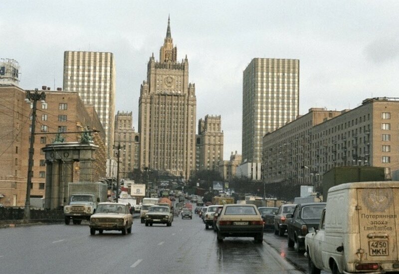 Пробка на Бородинском мосту и здание Министерства иностранных дел Москва (1995 год)