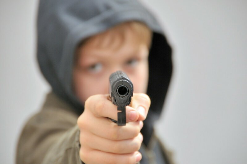 В Сургуте подросток угрожал родителям пистолетом за то, что те отправили его в школу