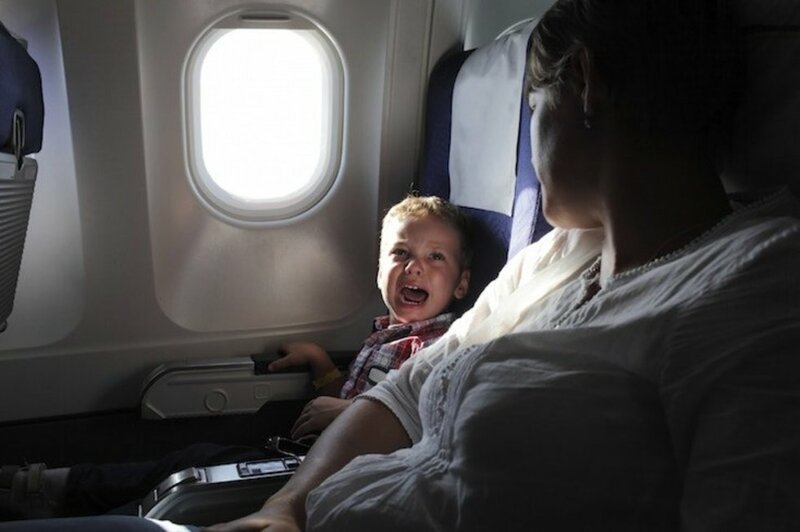 3. "Мы никогда не привыкаем к плачу детей на борту. Ты просто как будто прекращаешь их слышать, но привыкнуть - нет"
