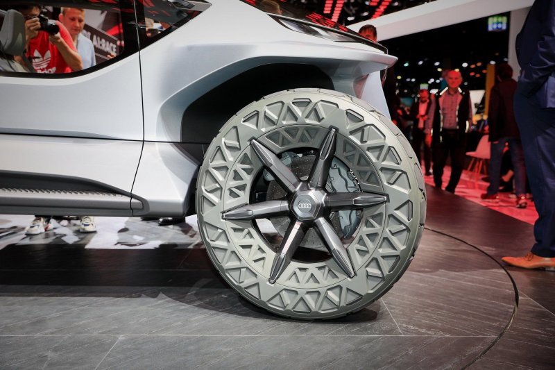 Audi AI:Trail - электрический внедорожник будущего с дронами вместо фар