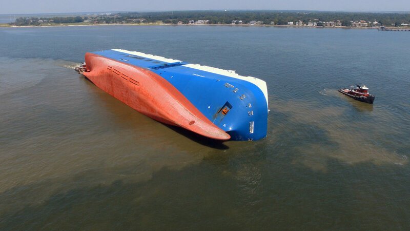 Южнокорейское судно, перевозившее 4000 автомобилей, перевернулось у берегов Джорджии