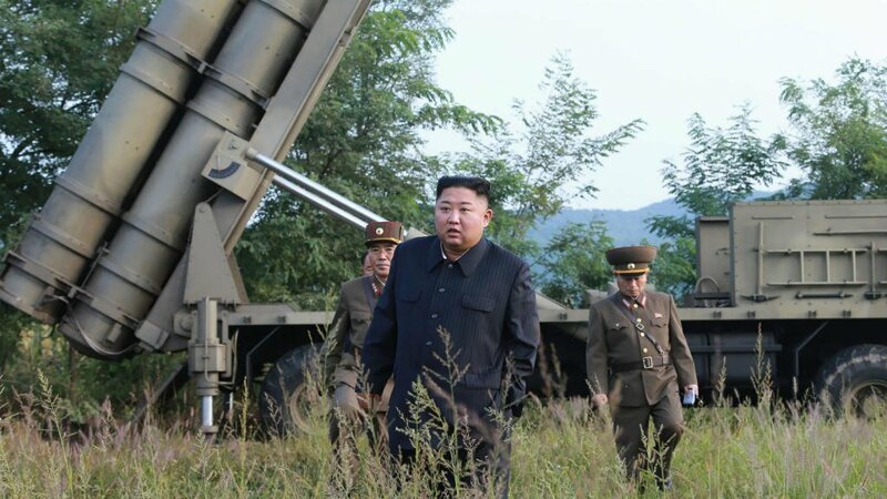 Ким Чен Ын показал кузькину мать: опубликованы фото испытаний сверхбольшой реактивной системы