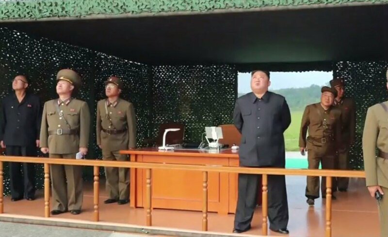 Ким Чен Ын показал кузькину мать: опубликованы фото испытаний сверхбольшой реактивной системы
