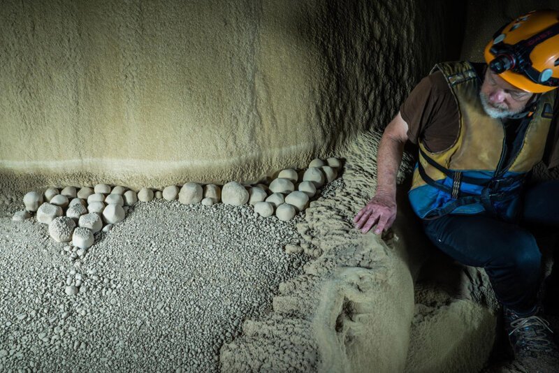 Это пещерный жемчуг — один из типов натёчных образований в пещерах. 