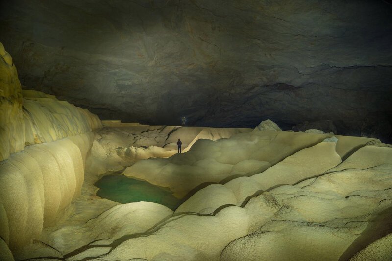 В пещере Tham Khoun есть самые разнообразные ландшафты. Этот грот, длиной 60 метров, заполняется водой в сезон дождей. 